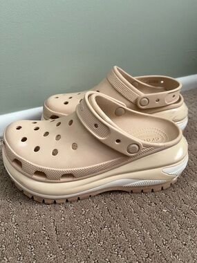 CROCS MEGA CRUSH Platform Clog in SHIITAKE women’s 9 beige/ tan